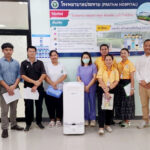 รูปหมู่เจ้าหน้าที่โรงพยาบาลประทายกับหุ่นยนต์ HAPYbot