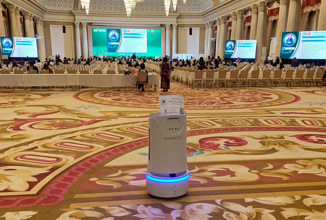 หุ่นยนต์ HapyBot รุ่น A อยู่ภายในห้องประชุมขนาดใหญ่ที่งาน CSSA National Forum