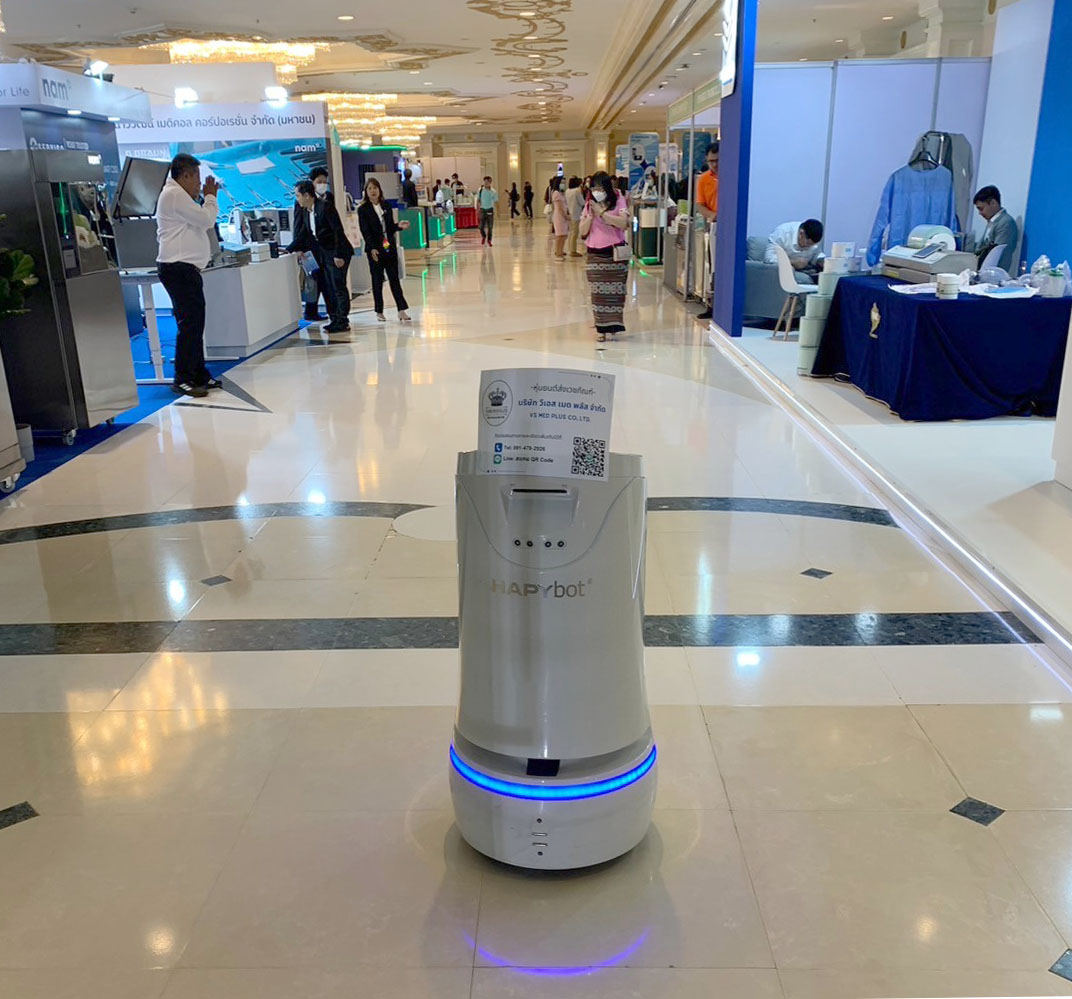 หุ่นยนต์ HapyBot รุ่น A เดินทางภายในบริเวณงานประชุม CSSA National Forum ที่อิมแพค ชาเลนเจอร์