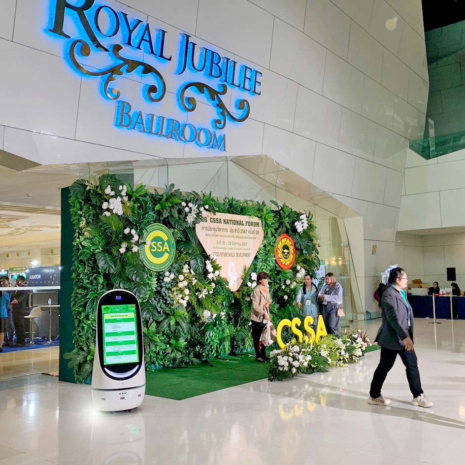 พื้นที่จัดแสดงของงานประชุม CSSA National Forum ที่อิมแพค ชาเลนเจอร์ พร้อมหุ่นยนต์ HapyBot รุ่น P ด้านหน้า