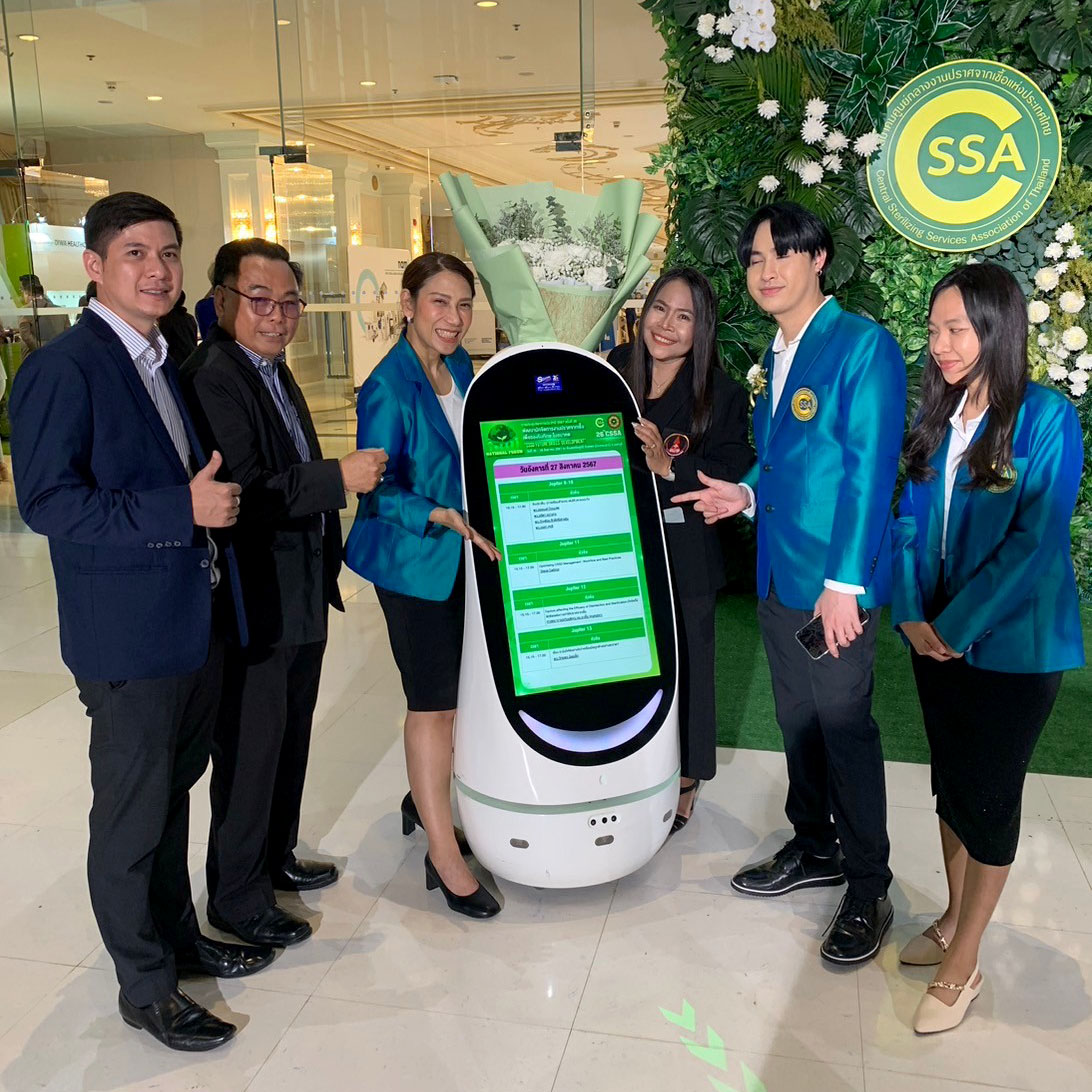 กลุ่มผู้เข้าร่วมงานประชุมวิชาการ CSSA ยืนถ่ายรูปคู่กับหุ่นยนต์ HapyBot รุ่น P
