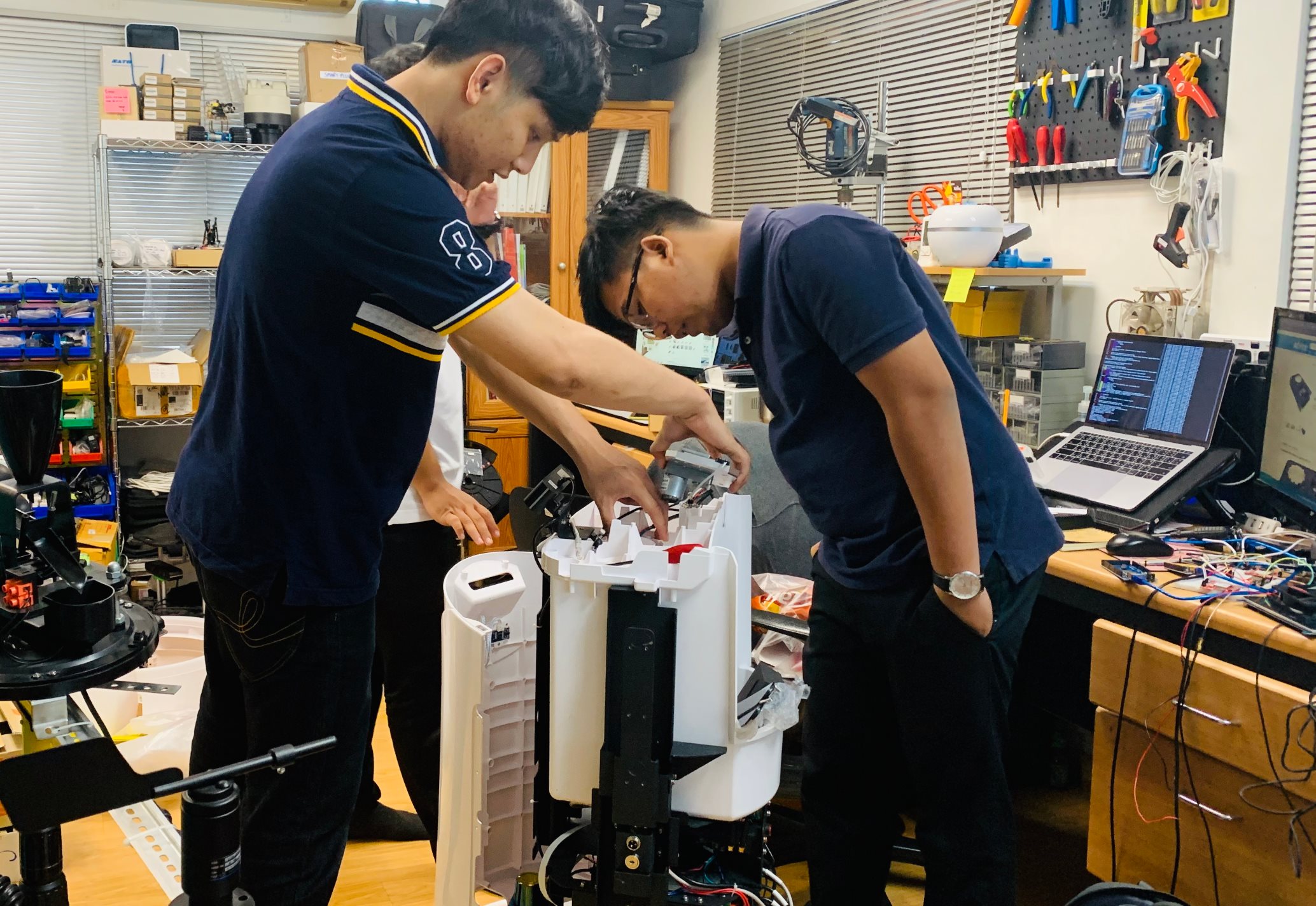 Nippon_SySits_Engineer_with_Robot_and_Computer_coding