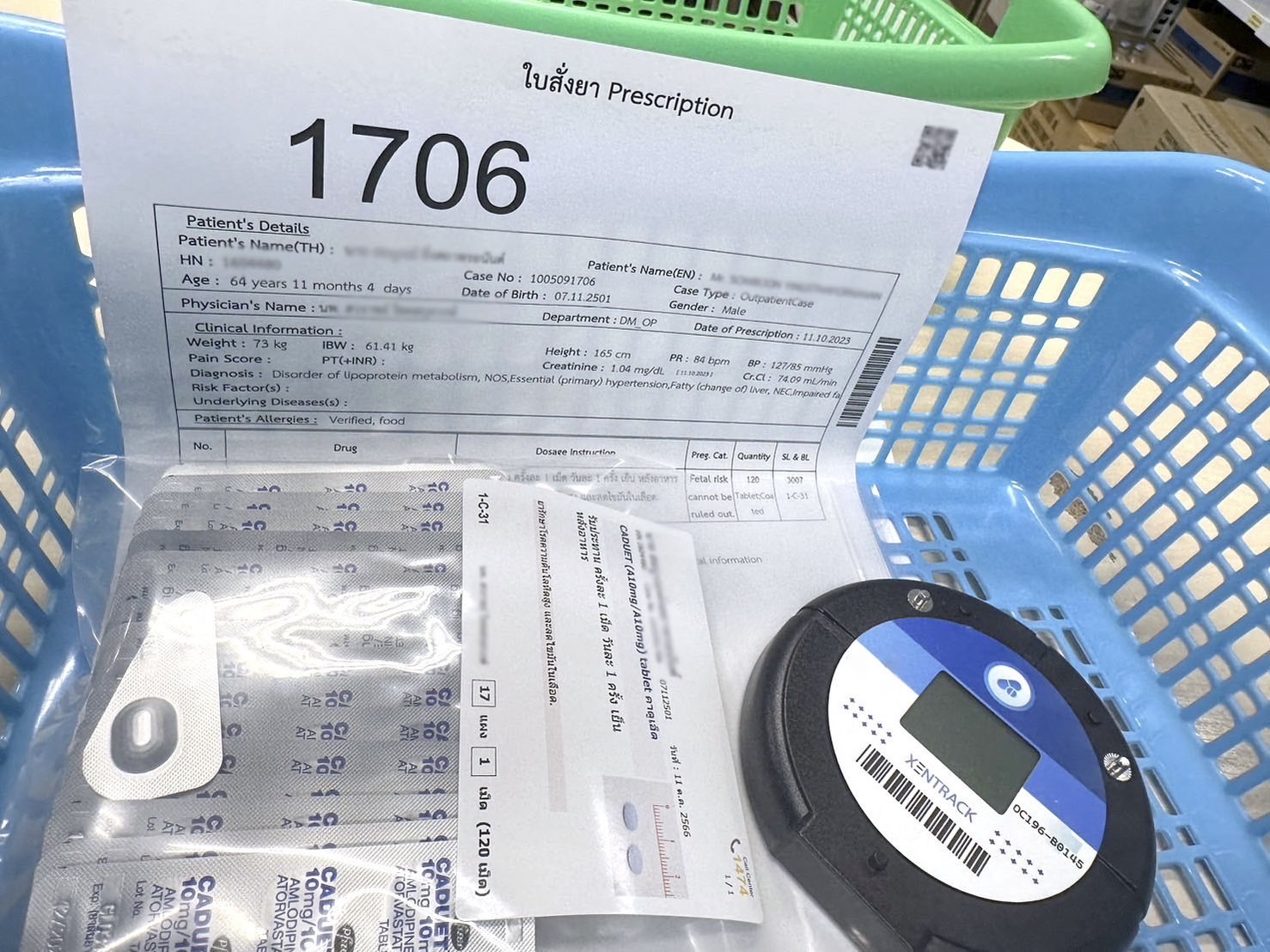 A prescription form with Beeper 1706 in a hospital pharmacy basket, ready for medication dispensing. | ใบสั่งยาพร้อมบี๊บเปอร์หมายเลข 1706 ในตะกร้าห้องยาโรงพยาบาล เตรียมพร้อมสำหรับการจ่ายยา