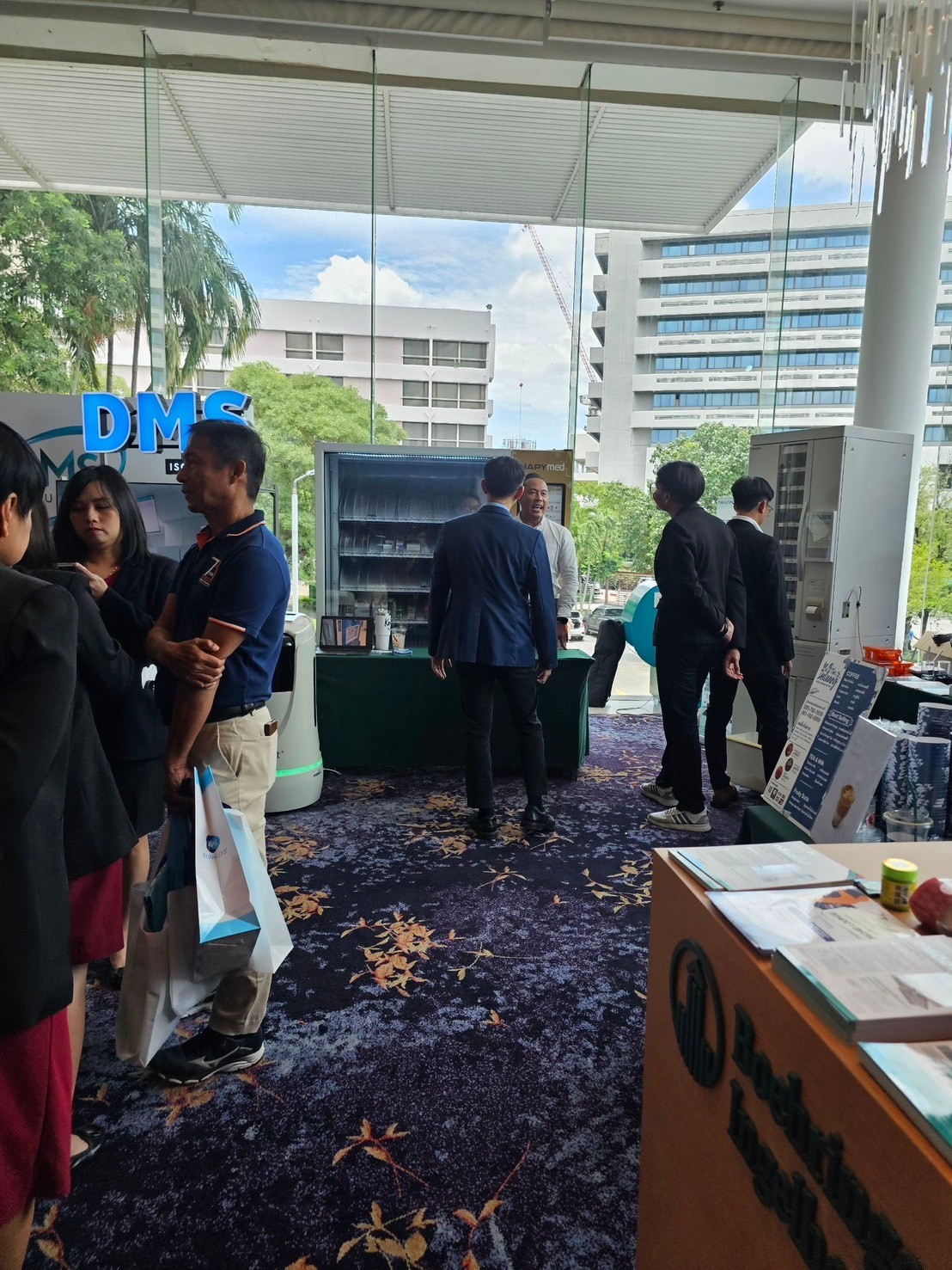 ผู้เข้าร่วมงานประชุมหัวหน้ากลุ่มงานเภสัชกรรมชมการทำงานของ HAPYmed ADM