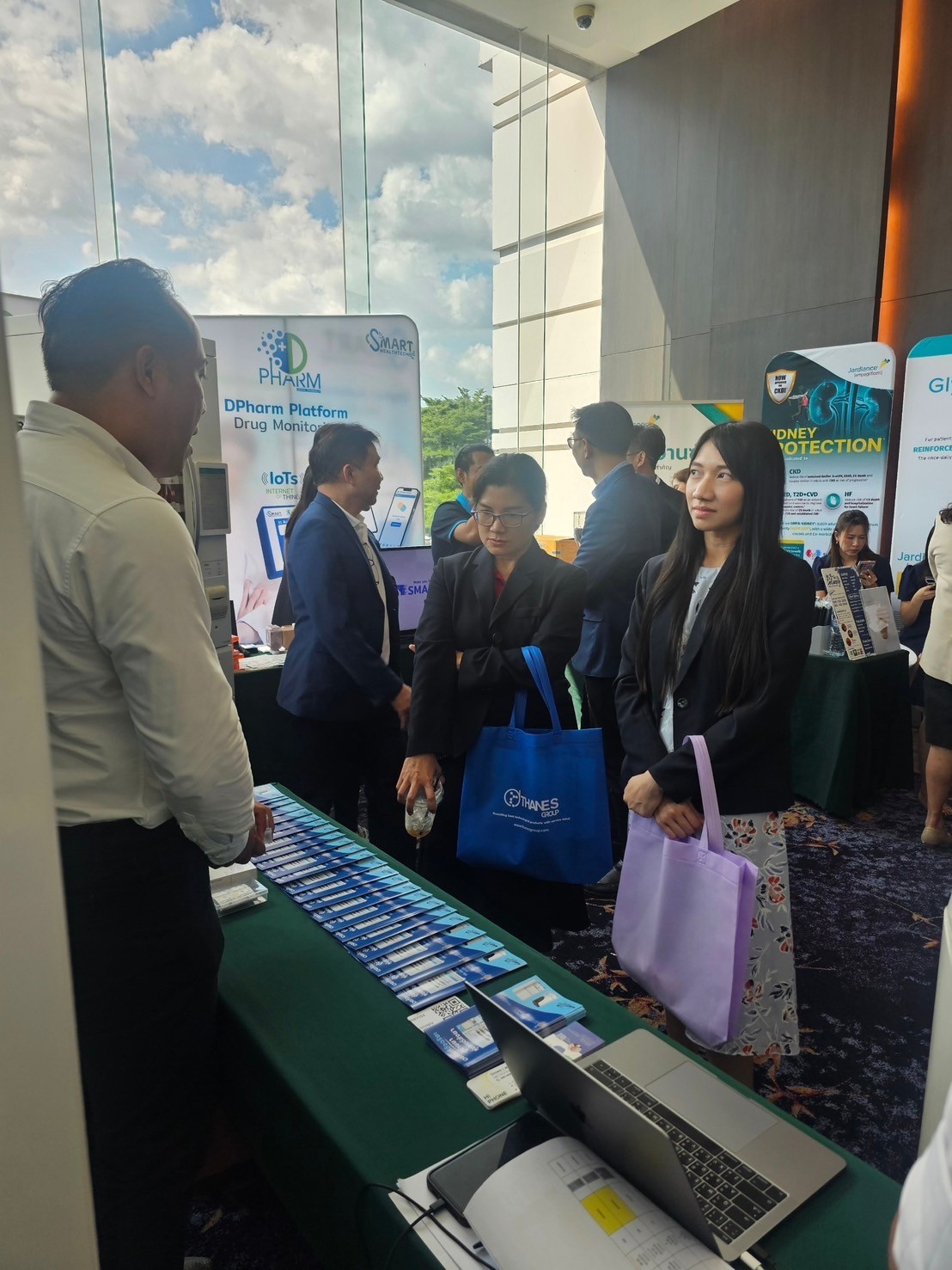 ผู้เข้าร่วมงานประชุมเภสัชกรรมโรงพยาบาล 2567 สนใจชมการนำเสนอ HAPYbot และ HAPYmed ADM