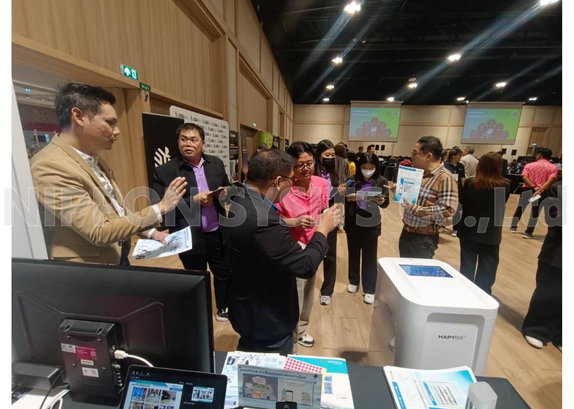 Healthcare professionals attending Nippon SySits booth at Cyber Security 2024 | บุคลากรทางการแพทย์เยี่ยมชมบูธของนิปปอน ไซซิทส์ ในงาน