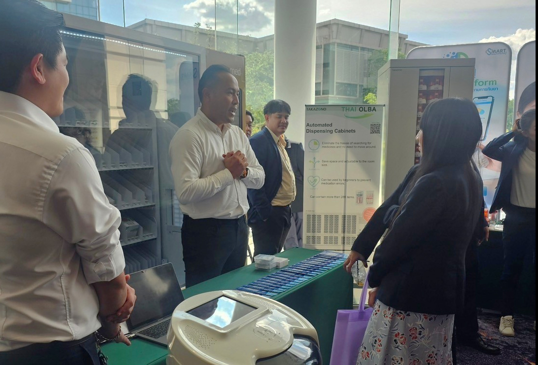 ภาพจากงานประชุมหัวหน้ากลุ่มงานเภสัชกรรมโรงพยาบาล 2567 แสดงการนำเสนอ HAPYbot และ HAPYmed ADM โดย Nippon SySits