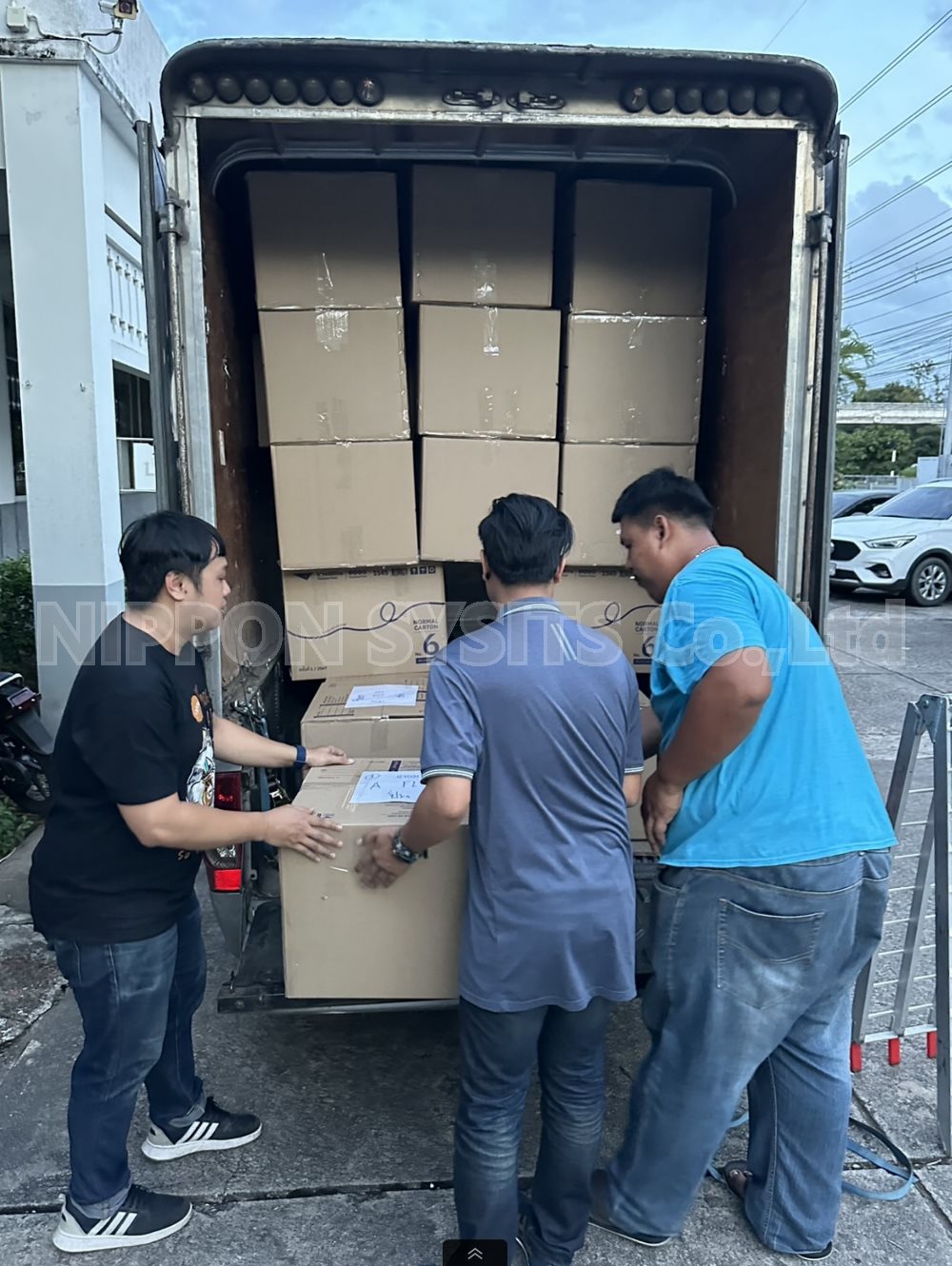 การขนย้ายอุปกรณ์ในช่วงกลางวันที่สภากาชาดไทย ภาคทุ่งสง | Daytime equipment loading at the Thai Red Cross Society, Tungsong