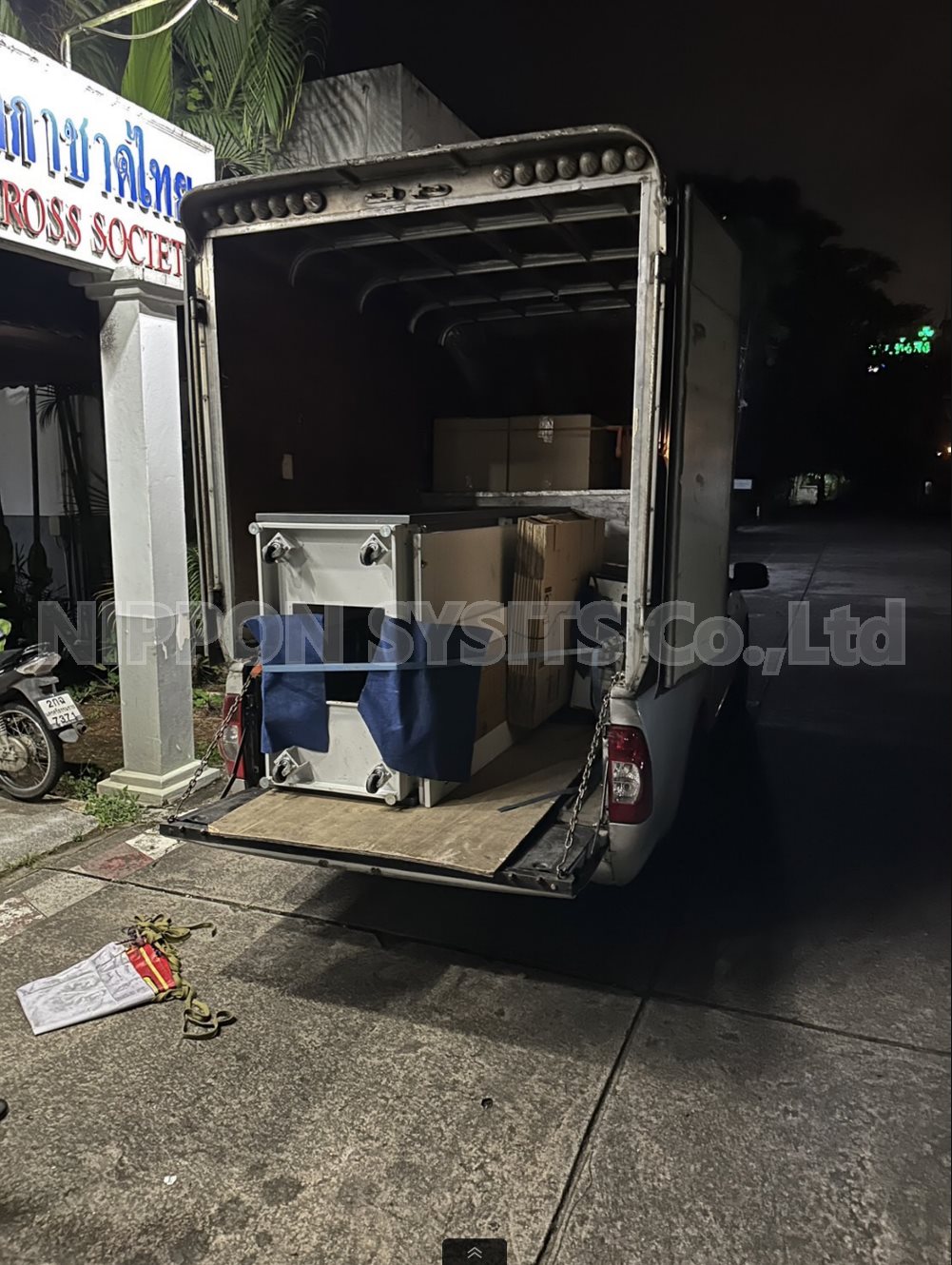 การขนย้ายอุปกรณ์ในช่วงกลางคืนที่สภากาชาดไทย ภาคทุ่งสง | Nighttime equipment loading at the Thai Red Cross Society, Tungsong