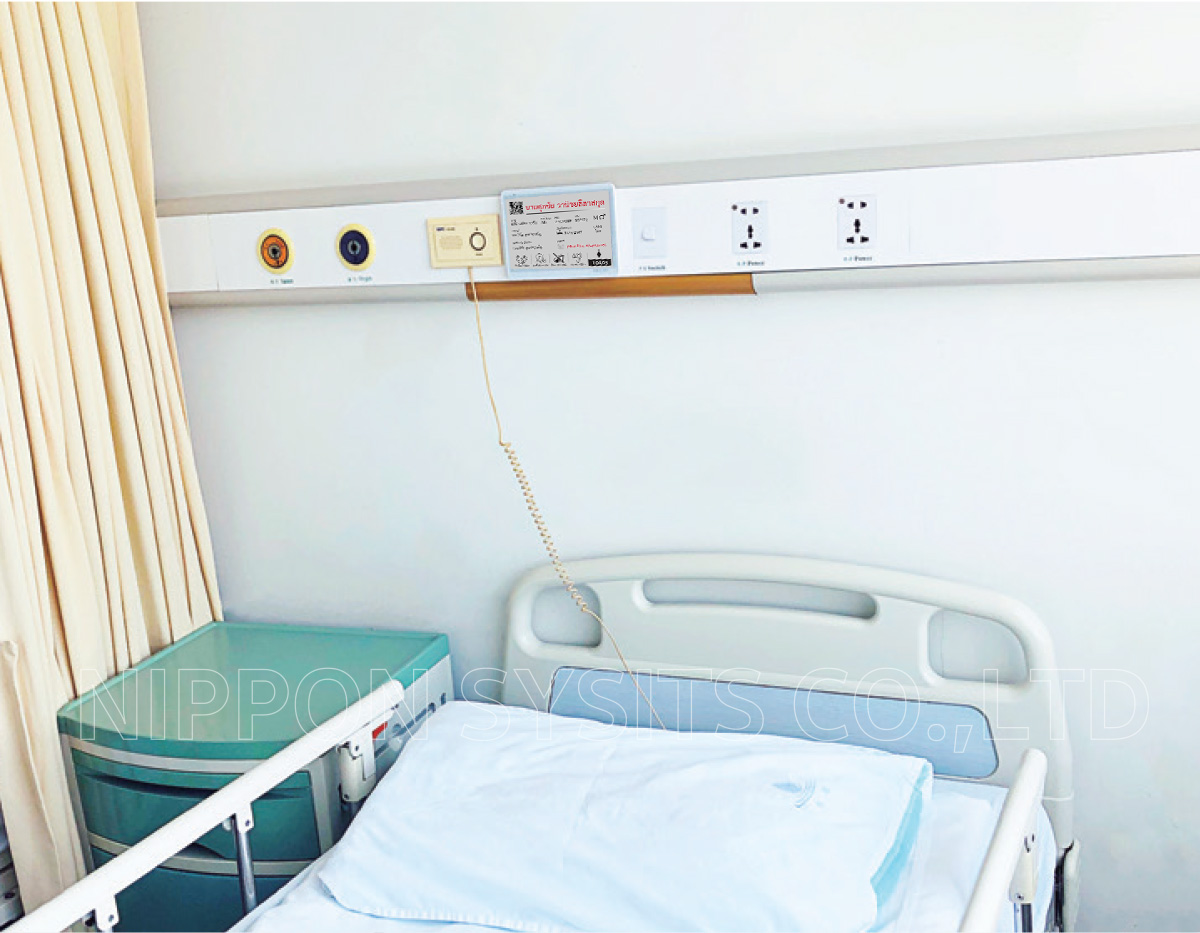 Hospital room with HAPYsign digital signage displaying patient information above the bed. | ห้องผู้ป่วยที่ติดตั้งป้ายดิจิทัล HAPYsign แสดงข้อมูลผู้ป่วยที่เหนือเตียง