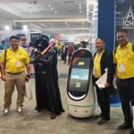 ผู้เข้าร่วมงานถ่ายภาพร่วมกับดาร์ธ เวเดอร์และหุ่นยนต์ประชาสัมพันธ์ HAPYbot ในงาน iCHE Bangkok 2024