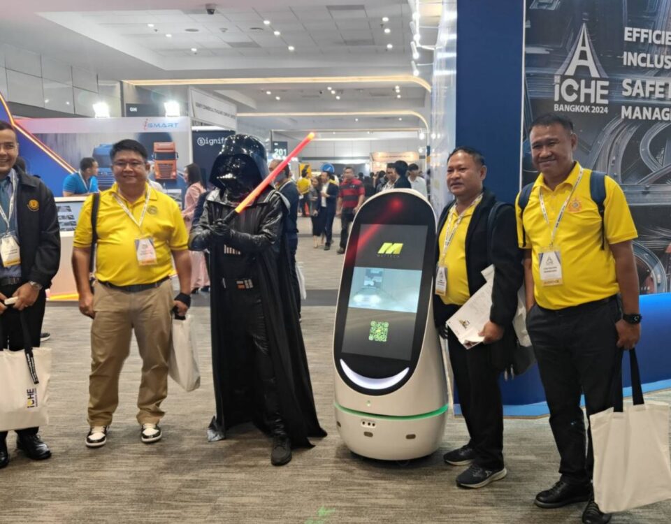 ผู้เข้าร่วมงานถ่ายภาพร่วมกับดาร์ธ เวเดอร์และหุ่นยนต์ประชาสัมพันธ์ HAPYbot ในงาน iCHE Bangkok 2024