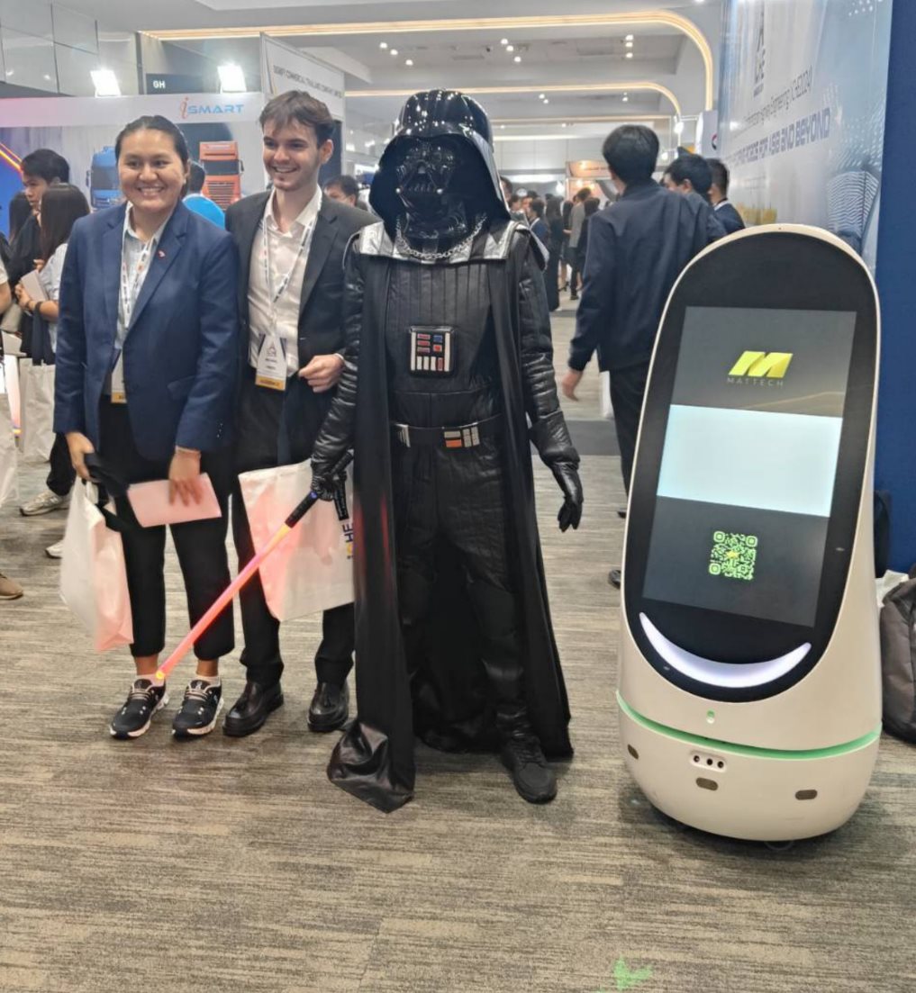 หุ่นยนต์ประชาสัมพันธ์ HAPYbot Model P ในงาน iCHE Bangkok 2024