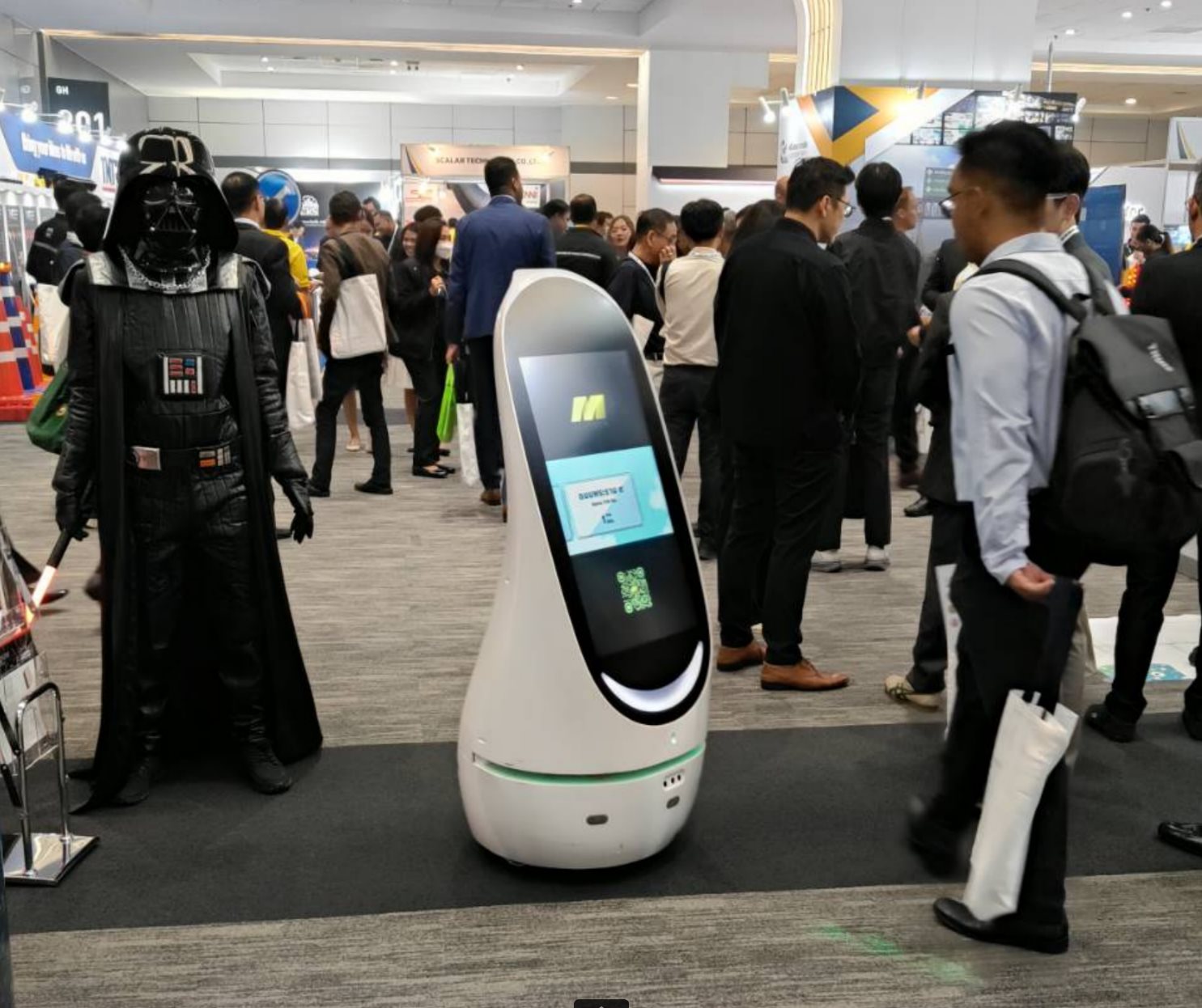 หุ่นยนต์ประชาสัมพันธ์ HAPYbot Model P ในบูธของบริษัท แมทเทค จำกัด ที่งาน iCHE 2024