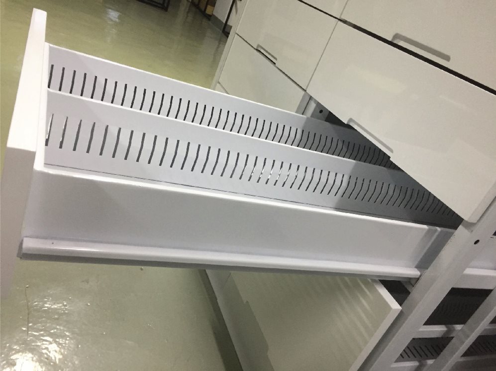 Single pharmacy drawer system with adjustable slots for medication organization