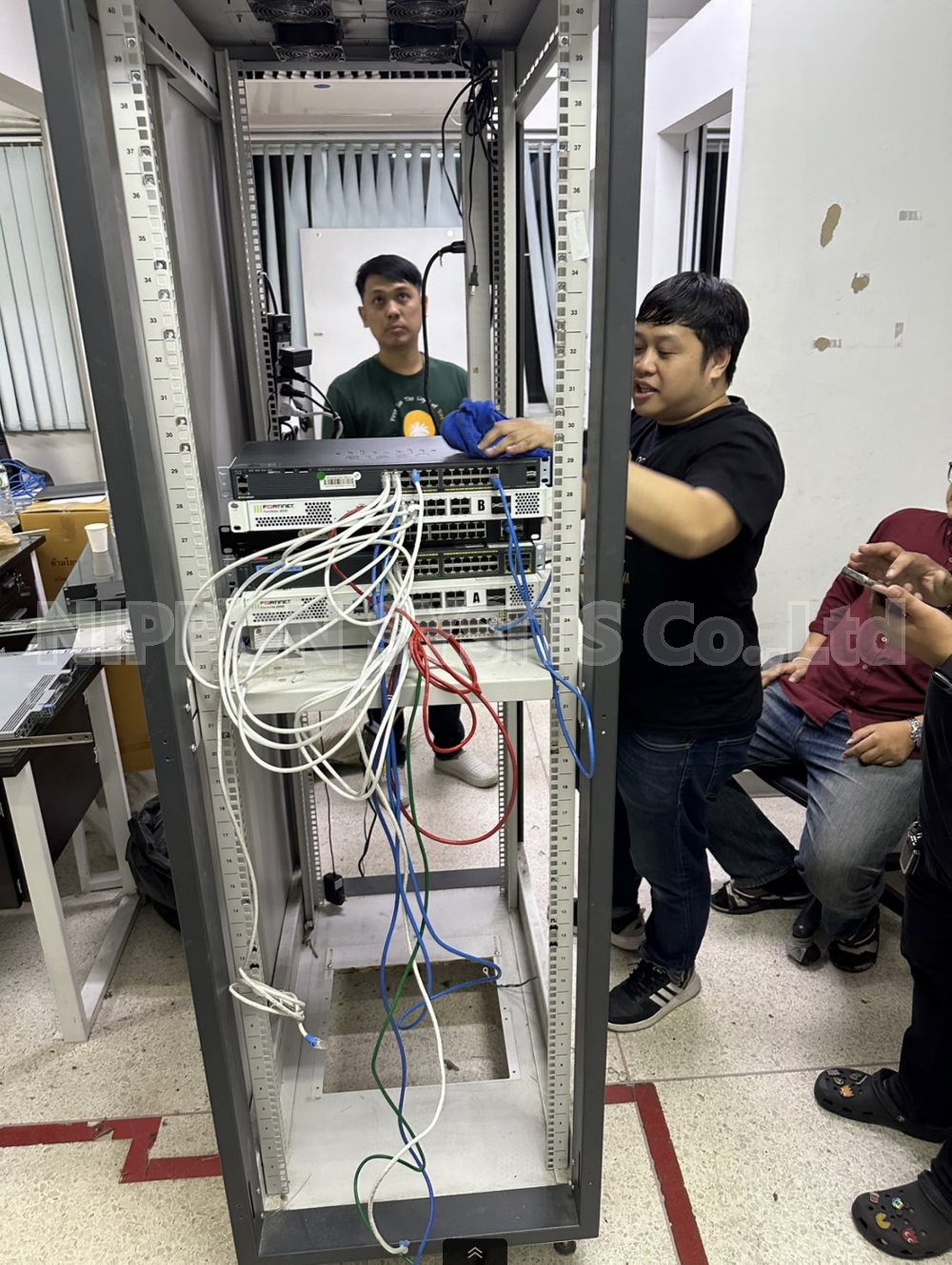 การติดตั้ง server rack ที่สภากาชาดไทย ภาคทุ่งสง | Server rack installation at the Thai Red Cross Society, Tungsong