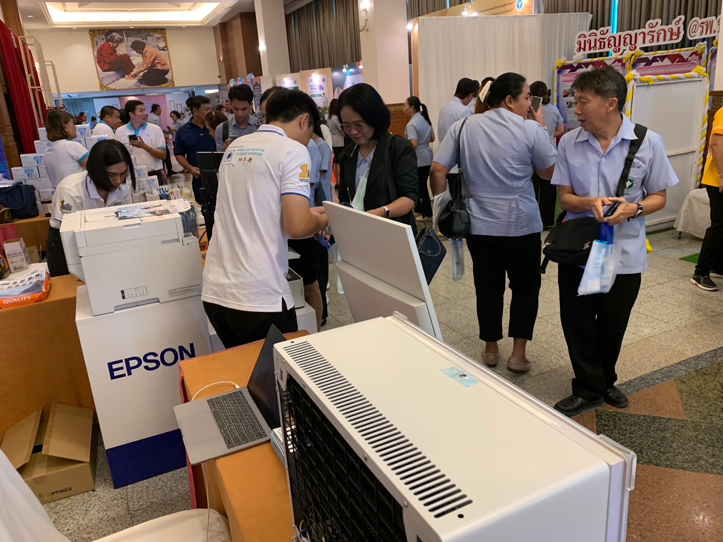 บูธแสดงสินค้า HAPYbot ในงานเกษียณอายุราชการ จังหวัดนครศรีธรรมราช | HAPYbot exhibition booth at the retirement event in Nakhon Si Thammarat