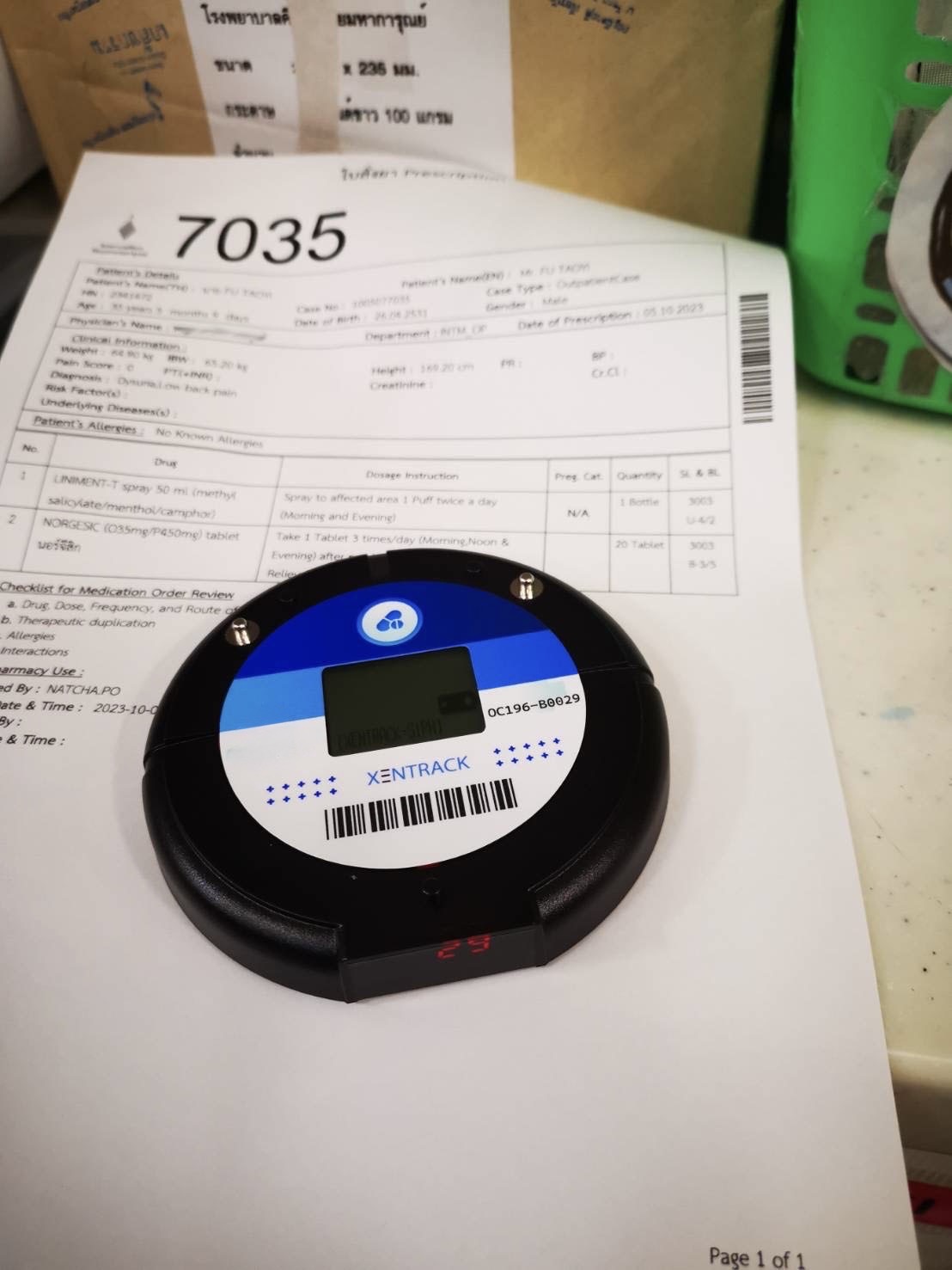 A hospital prescription with Beeper 7035 attached, ready for dispensing in a pharmacy. | ใบสั่งยาพร้อมบี๊บเปอร์หมายเลข 7035 ในโรงพยาบาล เตรียมพร้อมสำหรับการจ่ายยาในห้องยา