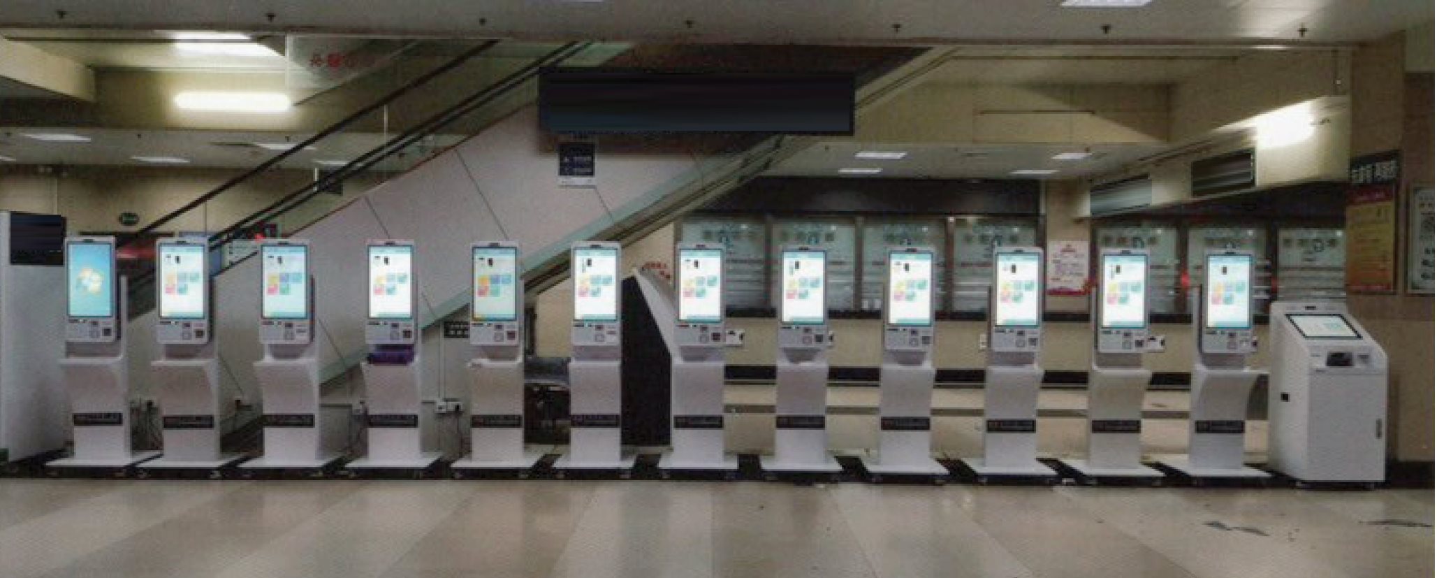 แถวของตู้บริการทางการแพทย์อัจฉริยะในโรงพยาบาล | Row of smart medical kiosks in a hospital