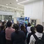 เจ้าหน้าที่กำลังศึกษาการทำงานของ HAPYmed Automated Dispensing ระบบจ่ายยาอัตโนมัติที่โรงพยาบาล