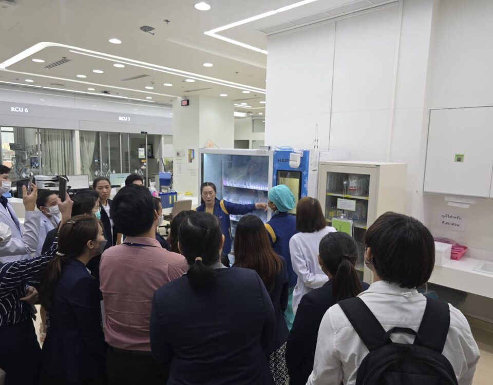 เจ้าหน้าที่กำลังศึกษาการทำงานของ HAPYmed Automated Dispensing ระบบจ่ายยาอัตโนมัติที่โรงพยาบาล