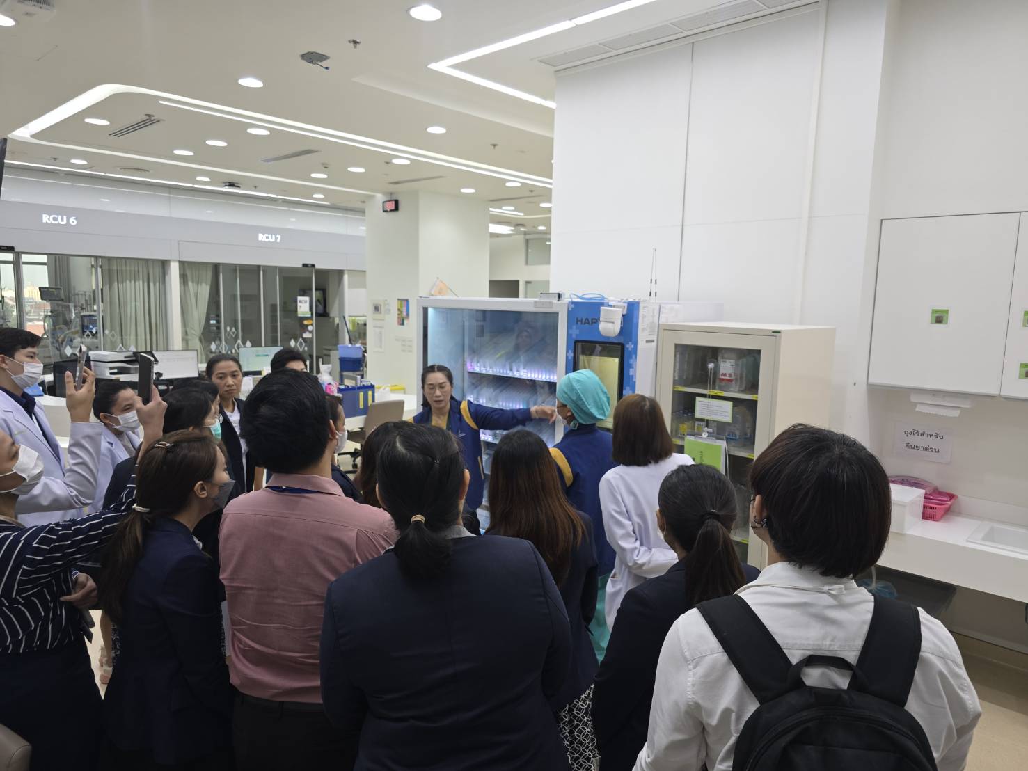 เจ้าหน้าที่กำลังศึกษาการทำงานของ HAPYmed Automated Dispensing ระบบจ่ายยาอัตโนมัติที่โรงพยาบาล