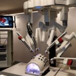 หุ่นยนต์ช่วยผ่าตัด พร้อมแขนกลและจอแสดงผลการผ่าตัด | Surgical robot with robotic arms and surgical display screen