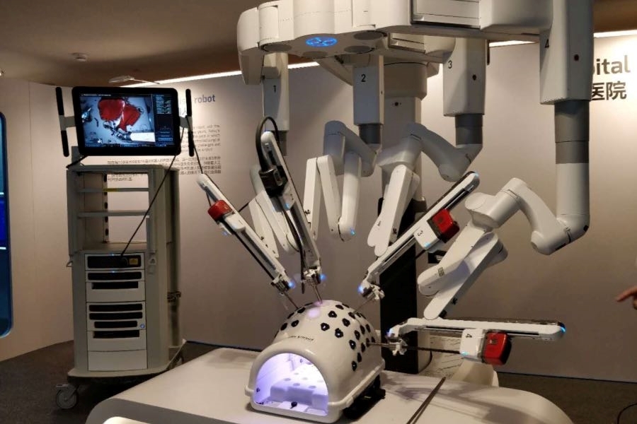 หุ่นยนต์ช่วยผ่าตัด พร้อมแขนกลและจอแสดงผลการผ่าตัด | Surgical robot with robotic arms and surgical display screen