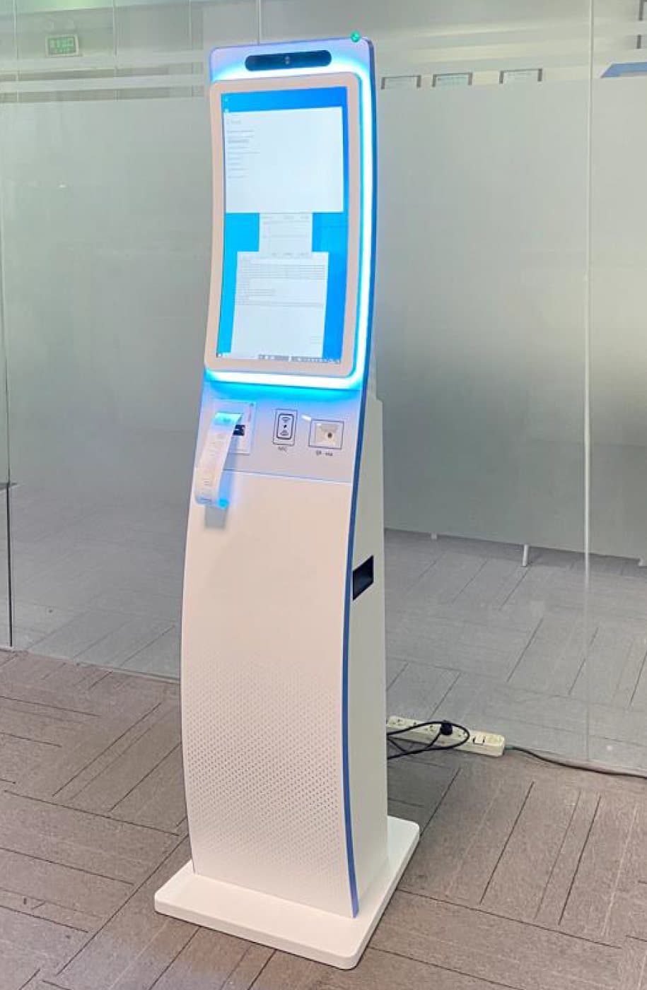 Modern Medical Kiosk with curved design and LED frame for hospitals | ตู้คีย์ออส ตู้บริการทางการแพทย์ดีไซน์โค้งพร้อมกรอบไฟ LED สำหรับโรงพยาบาล