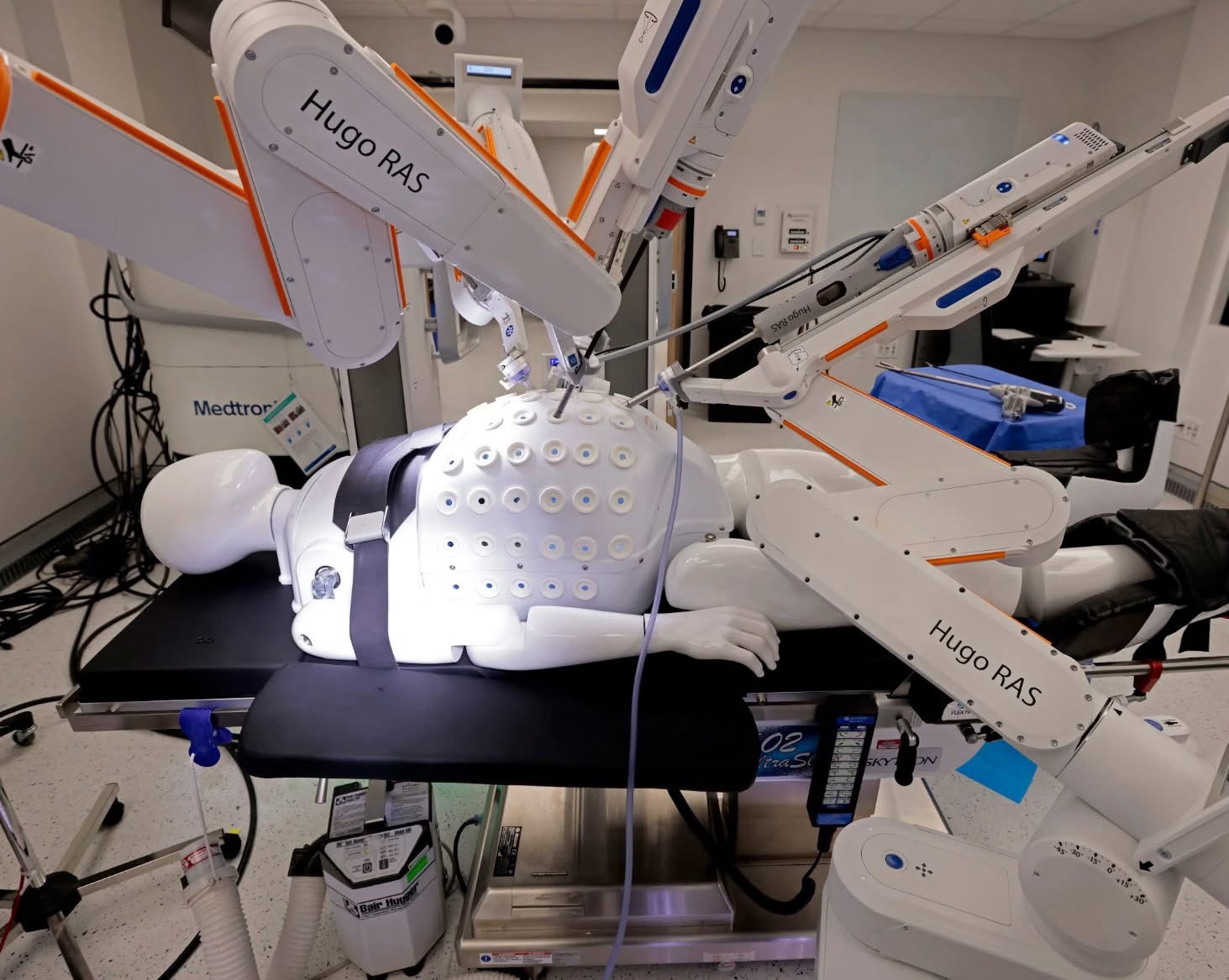 หุ่นยนต์ช่วยผ่าตัด Hugo RAS กำลังทำการผ่าตัดบนหุ่นจำลองในห้องผ่าตัดที่ทันสมัย | Hugo RAS robotic surgical system performing surgery on a mannequin in a modern operating room
