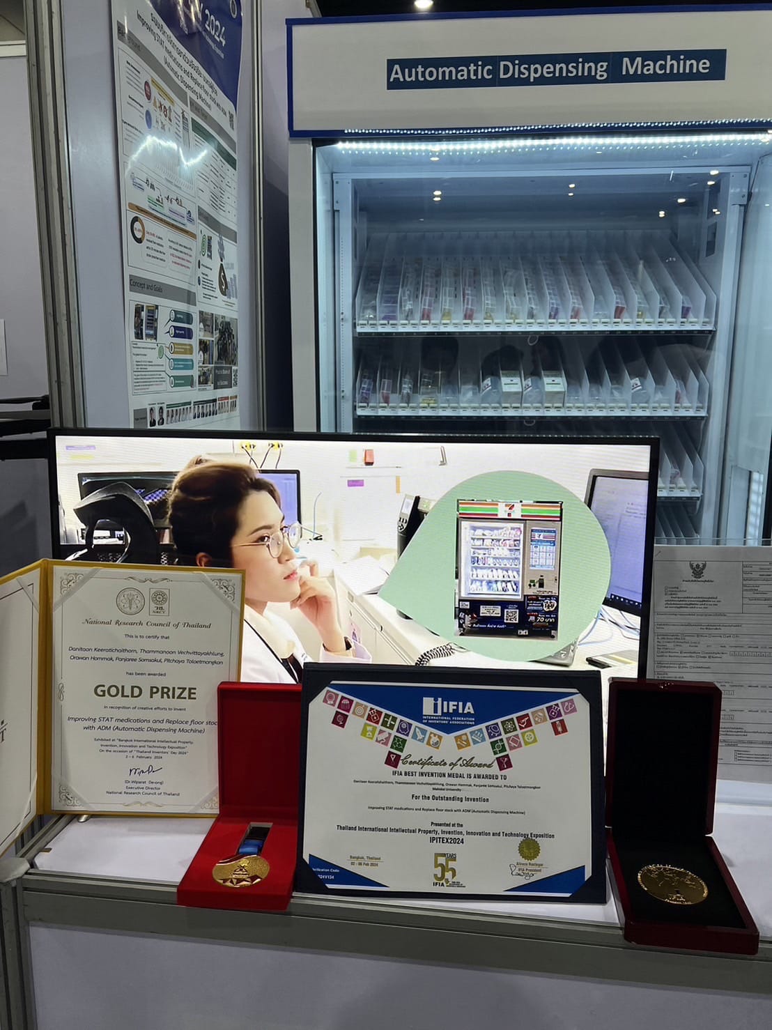 บูธแสดงเครื่อง HAPYmed ADM ที่คว้ารางวัล Gold Prize จากเวทีนานาชาติ | HAPYmed ADM booth displaying the award-winning Gold Prize innovation