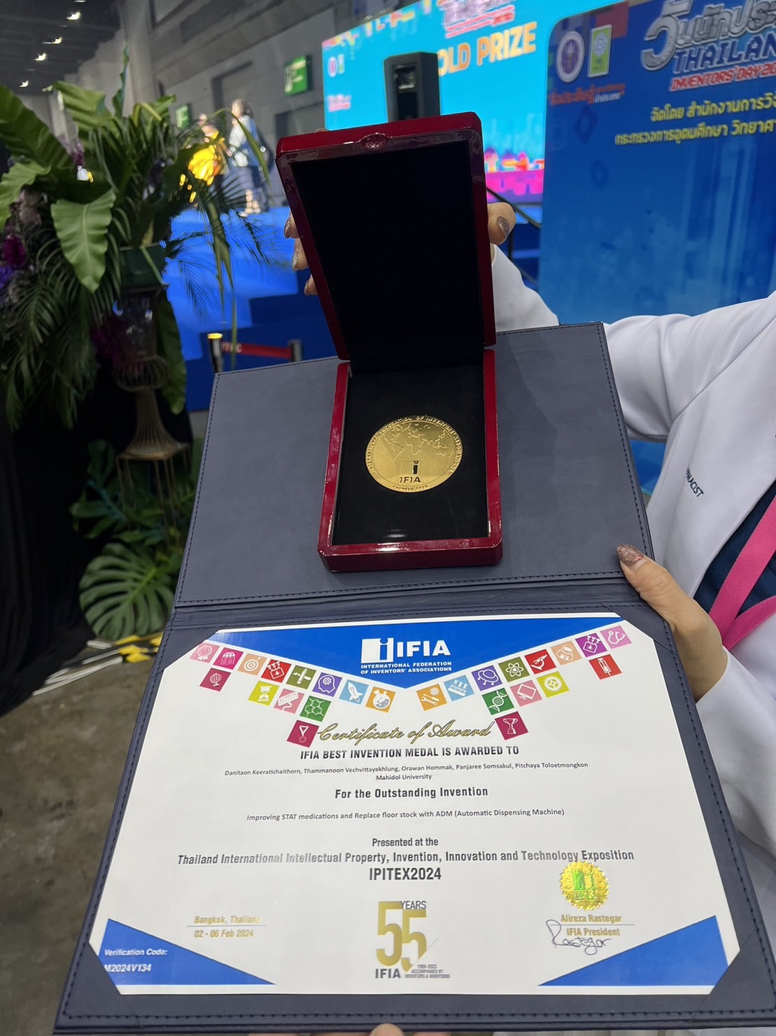 บูธแสดงเครื่อง HAPYmed ADM ที่คว้ารางวัล Gold Prize จากเวทีนานาชาติ | HAPYmed ADM booth displaying the award-winning Gold Prize innovation