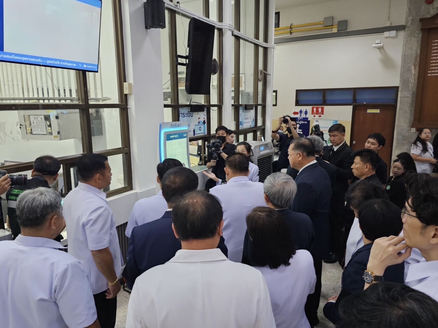 พิธีเปิดตัวหุ่นยนต์จัดยา HAPYopd Robot OPD ที่ รพร.สระแก้ว ในงานประชุมวิชาการครั้งที่ 27 | HAPYopd Robot OPD launch ceremony at Sakaeo Crown Prince Hospital during the 27th academic conference