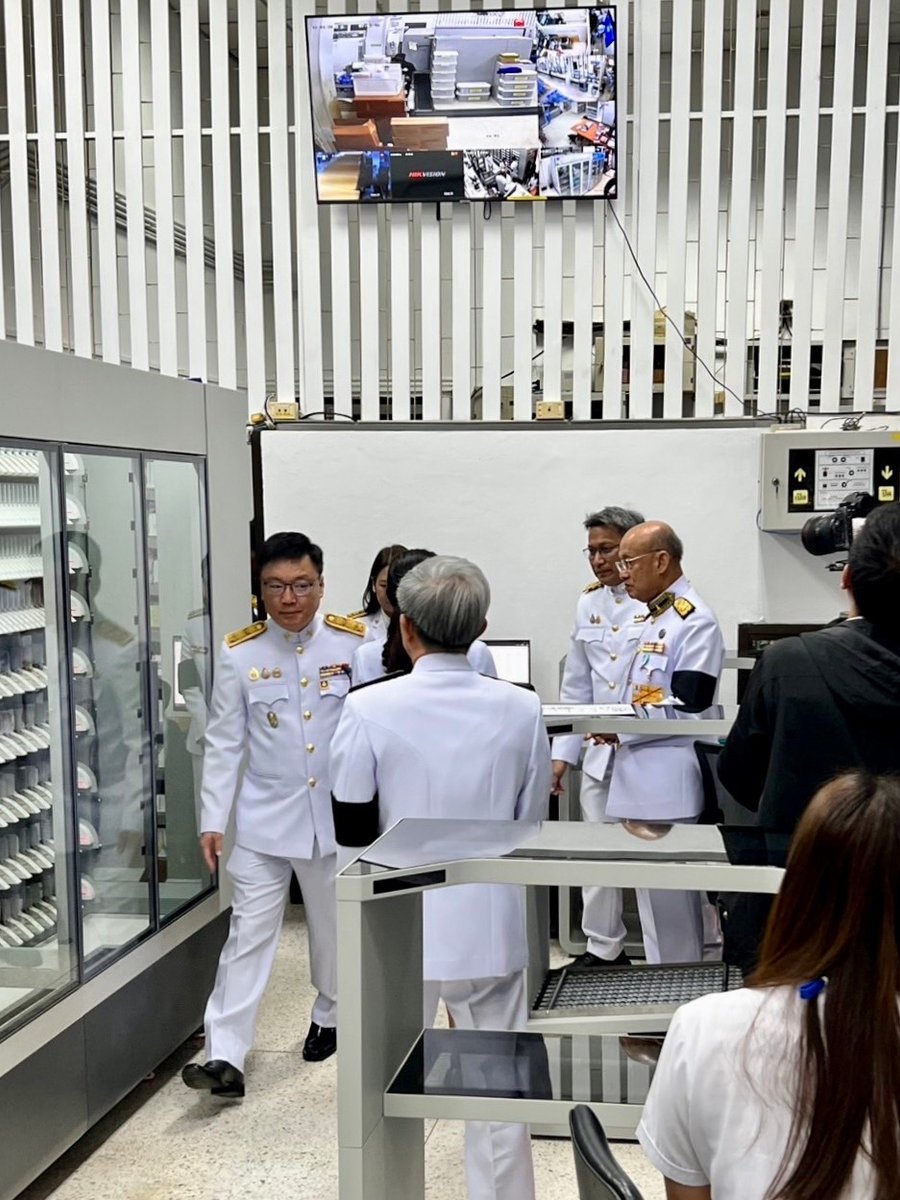 ตู้จ่ายยาอัตโนมัติ Nippon SySits Robot Pharmacist OPD ระหว่างการตรวจเยี่ยมของคณะองค์มนตรี โรงพยาบาลสมเด็จพระยุพราชสระแก้ว