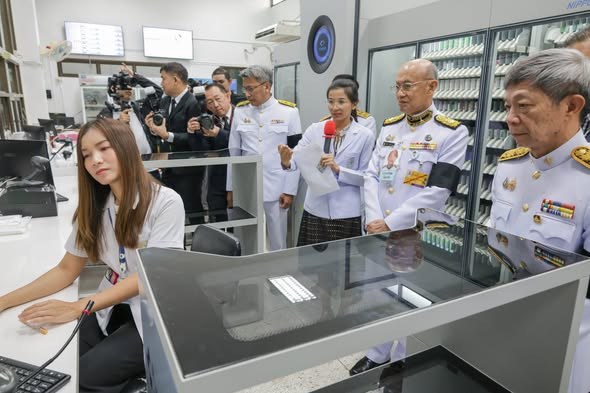 ศาสตราจารย์เกียรติคุณ นายแพทย์เกษม วัฒนชัย องค์มนตรี ติดตามระบบ HAPYopd Robot Pharmacist OPD ที่เคาน์เตอร์จ่ายยา โรงพยาบาลสมเด็จพระยุพราชสระแก้ว