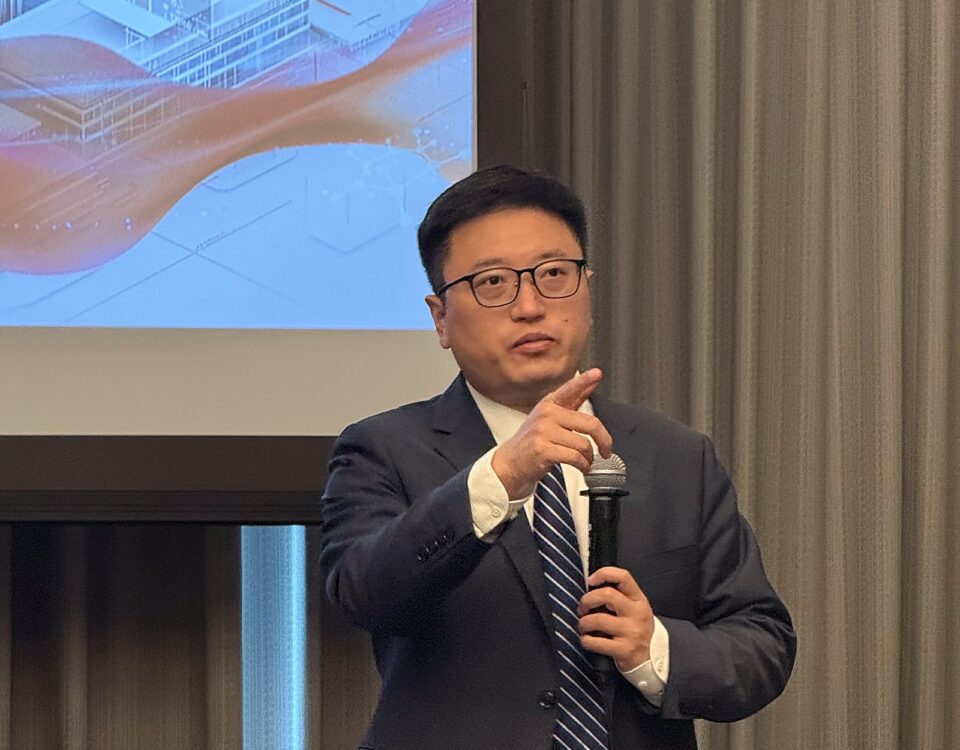 Dr. Wang Chunming จาก Shanghai Renji Hospital บรรยายแนวคิด Triple I Hospital Initiative ในงาน Thailand-China Medical Innovation Symposium