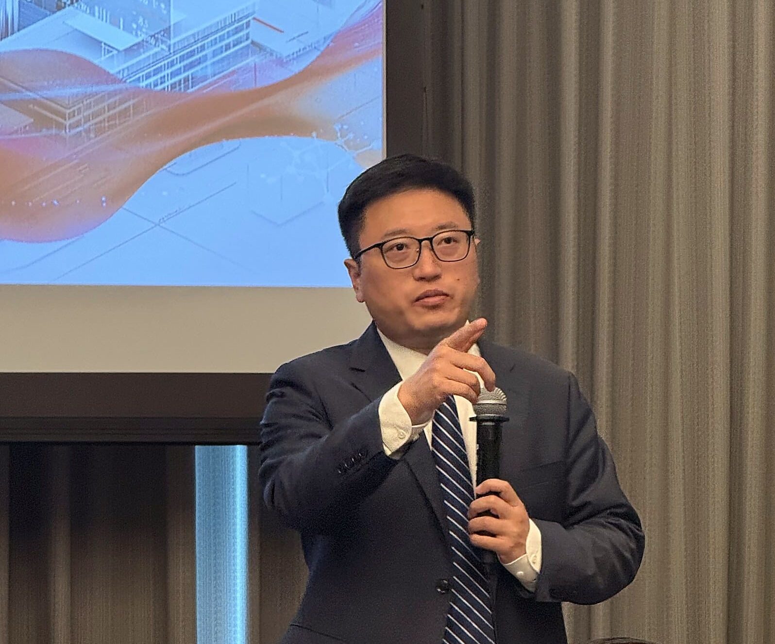 Dr. Wang Chunming จาก Shanghai Renji Hospital บรรยายแนวคิด Triple I Hospital Initiative ในงาน Thailand-China Medical Innovation Symposium