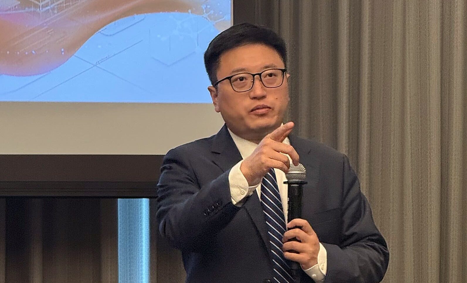 Dr. Wang Chunming จาก Shanghai Renji Hospital บรรยายแนวคิด Triple I Hospital Initiative ในงาน Thailand-China Medical Innovation Symposium