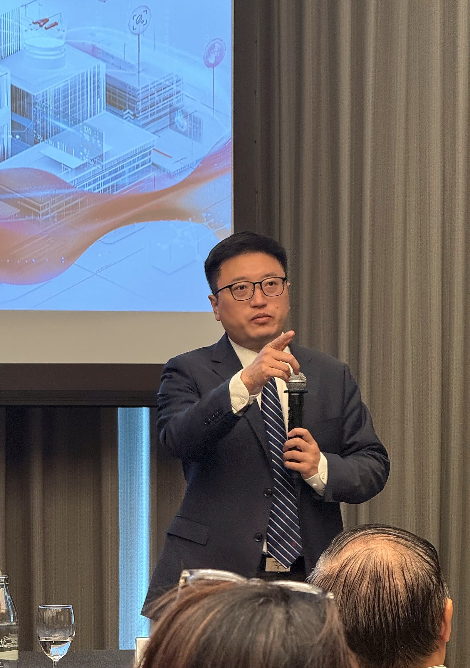 Dr. Wang Chunming จาก Shanghai Renji Hospital บรรยายแนวคิด Triple I Hospital Initiative ในงาน Thailand-China Medical Innovation Symposium