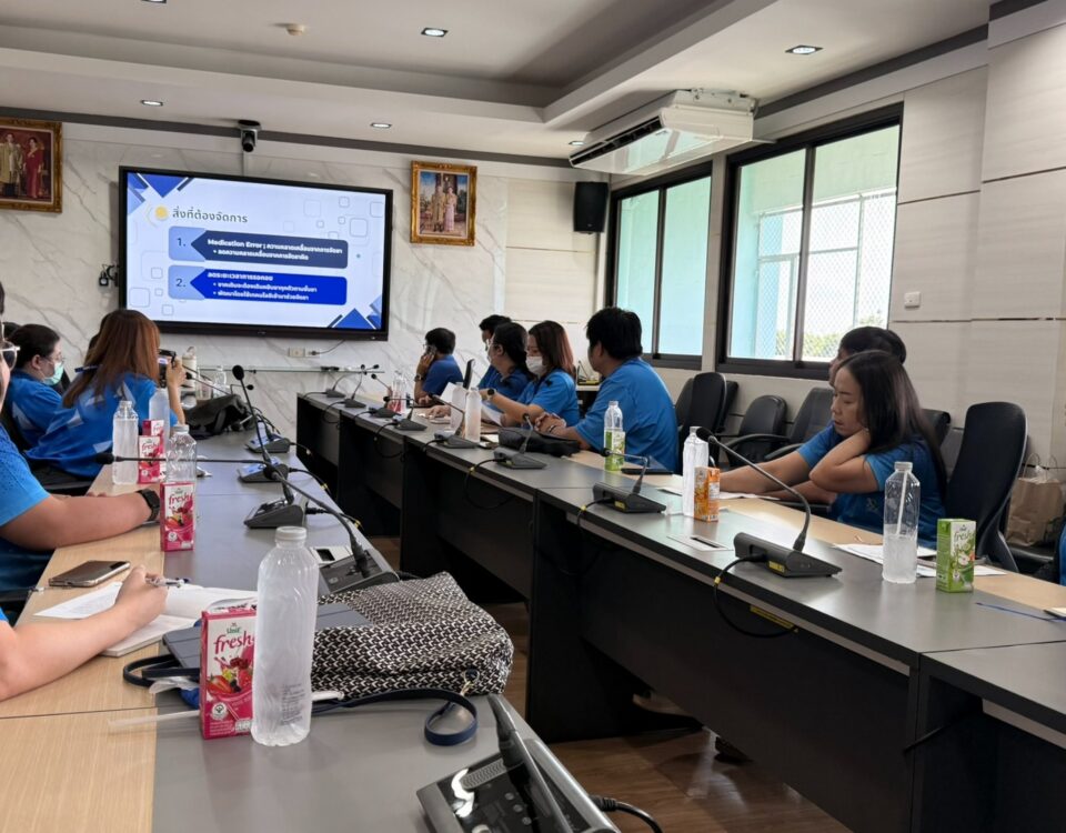 คณะเภสัชกรรมโรงพยาบาลพุทธโสธร ฉะเชิงเทรา รับฟังบรรยายระบบหุ่นยนต์จัดยาอัตโนมัติ HAPYopd ณ โรงพยาบาลสมเด็จพระยุพราชสระแก้ว