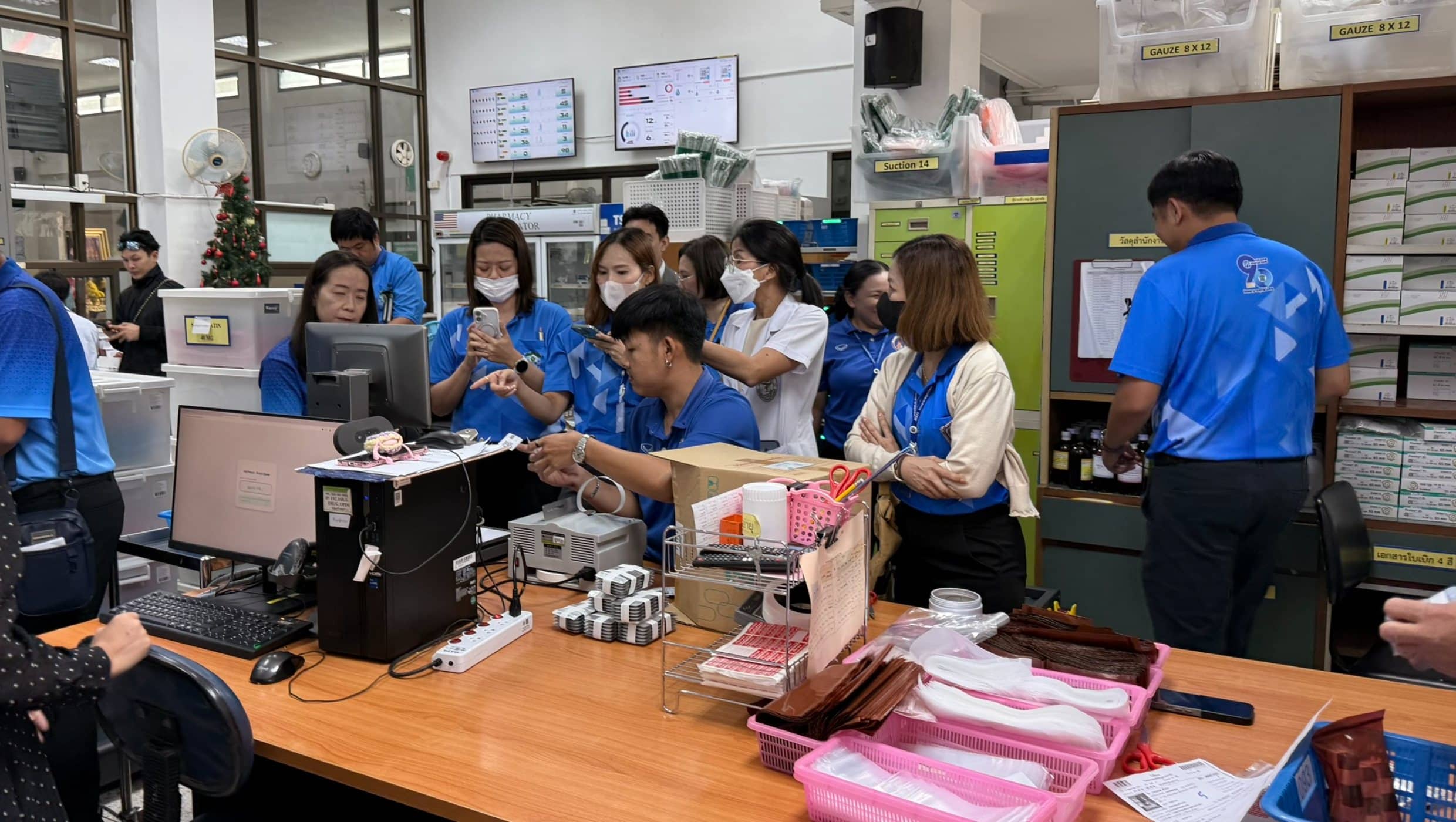 คณะเภสัชกรรม รพ.พุทธโสธร สังเกตกระบวนการจ่ายยาผู้ป่วยนอกจริงในห้องยา รพร.สระแก้ว ที่ใช้ระบบ HAPYopd Robot Pharmacist