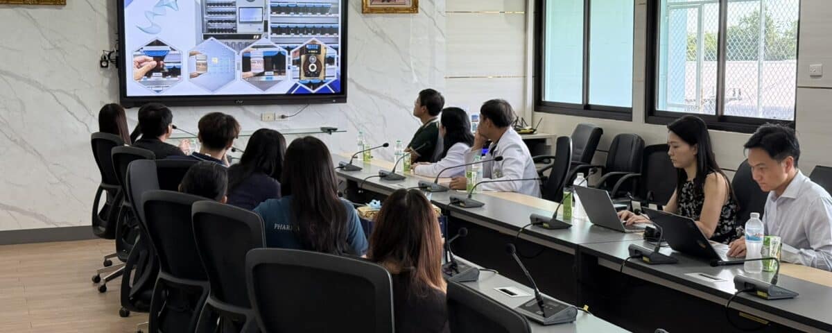 คณะบุคลากรโรงพยาบาลศรีสะเกษรับฟังบรรยายสไลด์นำเสนอระบบเครื่องจัดยาเม็ดร่วงอัตโนมัติ HAPYmed ในห้องประชุม รพร.สระแก้ว