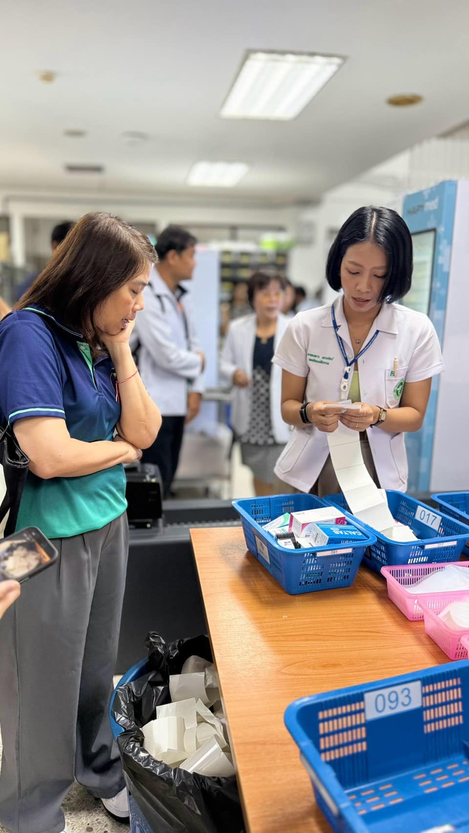 เภสัชกร รพร.สระแก้ว สาธิตขั้นตอนตรวจสอบยาด้วยบาร์โค้ดและระบบตะกร้าก่อนจ่ายยาให้คณะดูงานโรงพยาบาลศรีสะเกษ