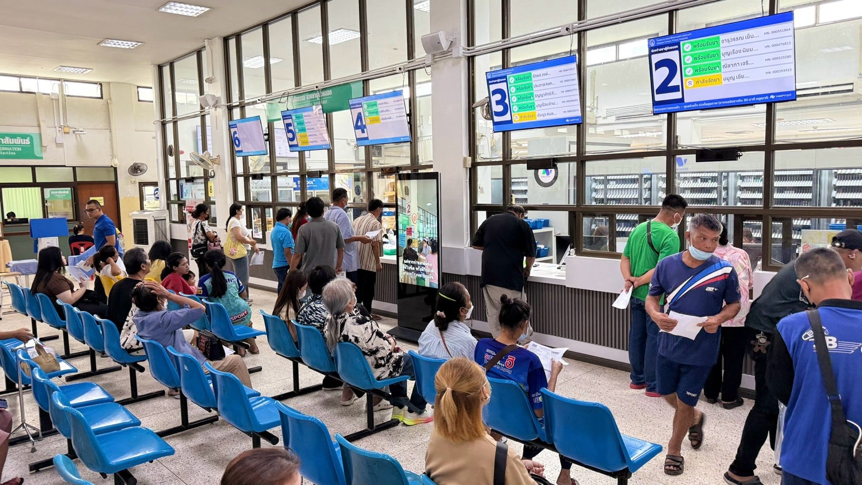 จอแสดงคิวและสถานะการจ่ายยาระบบ HAPYopd บริเวณจุดรอรับยาผู้ป่วยนอก รพร.สระแก้ว ผู้ป่วยไม่ต้องรอฟังเสียงเรียก